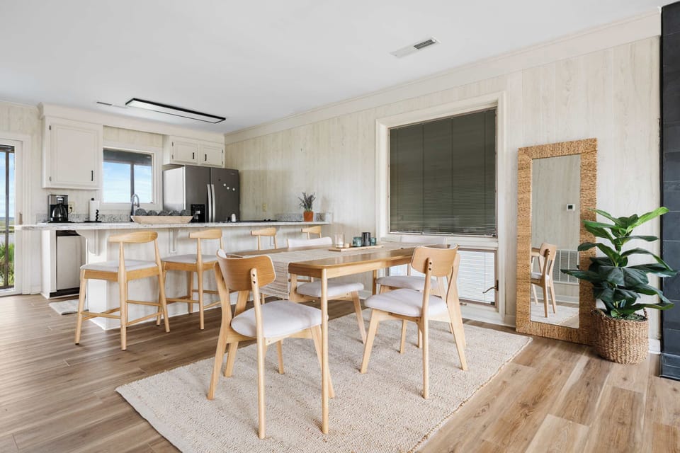 Dining table with additional seating at the kitchen island 
