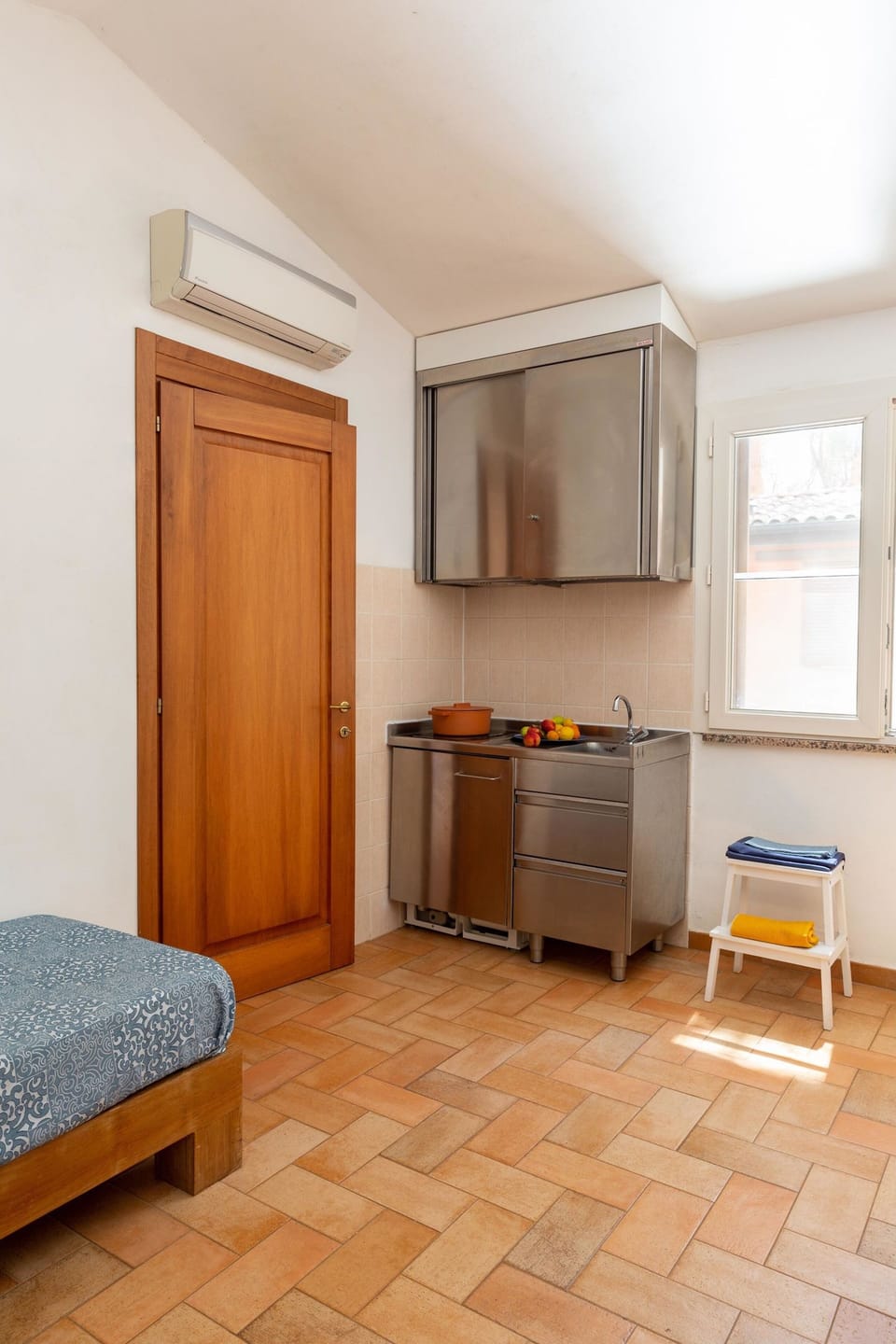 Apartment | Living area | 24-inch flat-screen TV with cable channels, table tennis