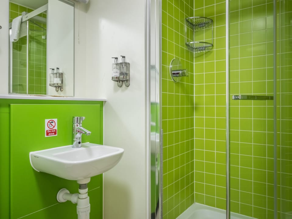 Superior Suite, 1 Double Bed | Bathroom | Shower, free toiletries, towels, soap