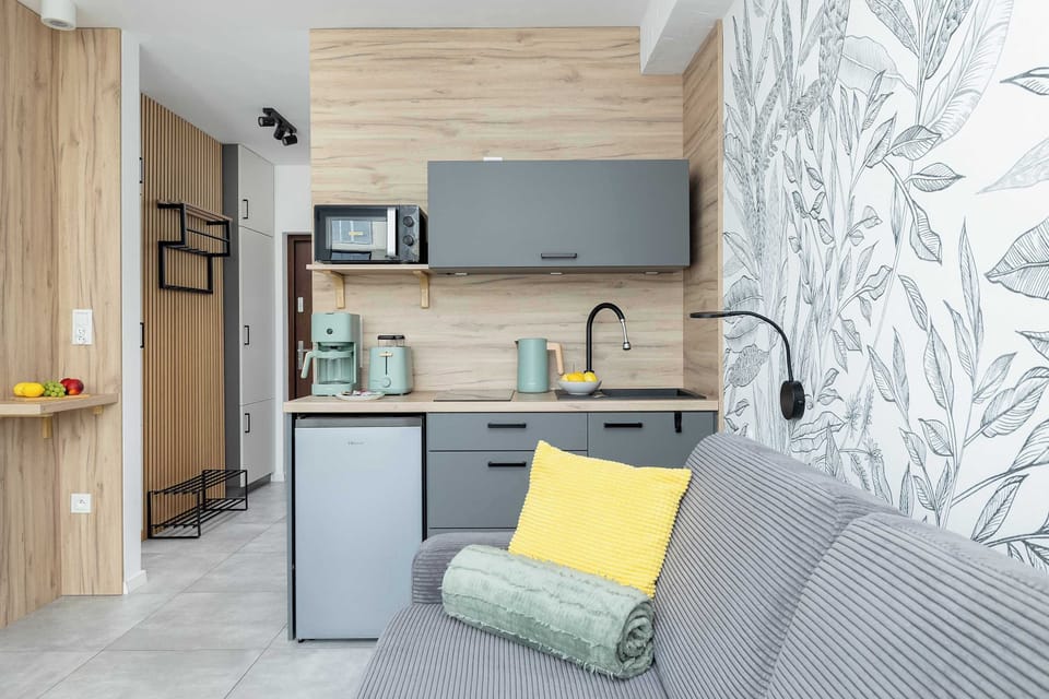 The practical kitchen layout with a convenient countertop and storage space ensures easy use of the apartment.