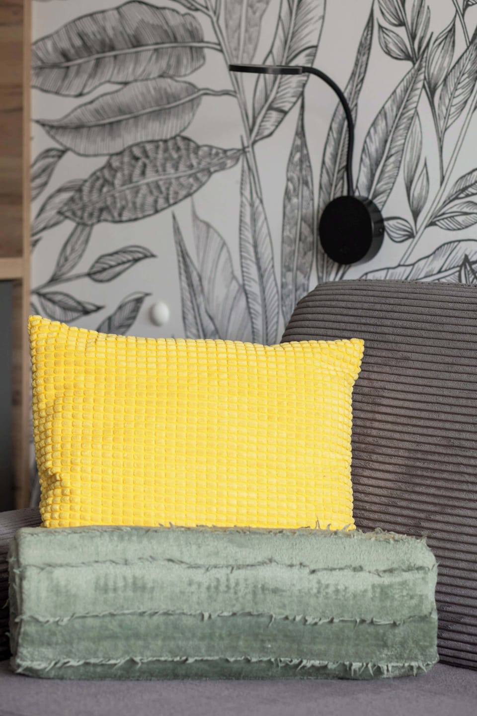 Soft textiles in vibrant colors add coziness to the interior, making relaxation even more enjoyable.