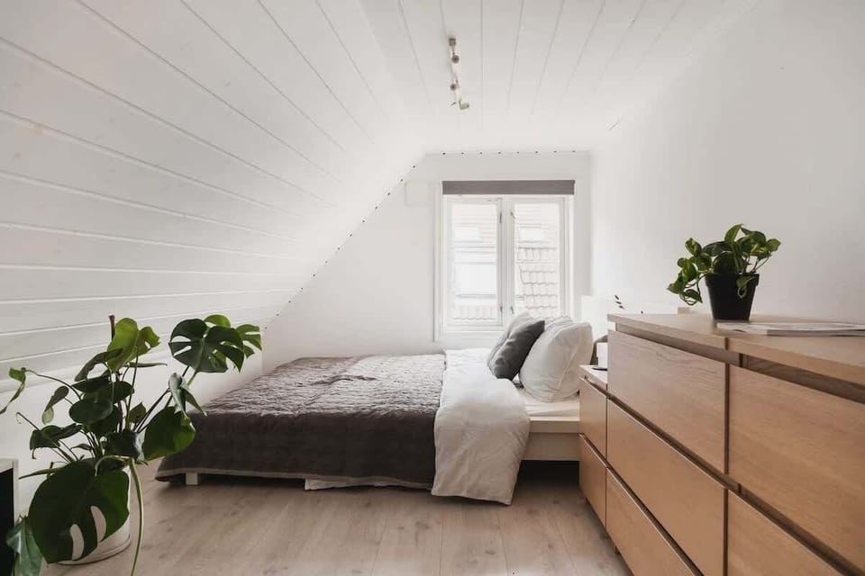 King sized bed with quality memory foam topper mattress.