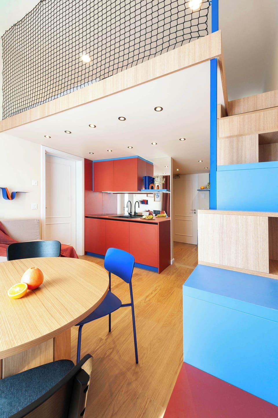 Fully equipped kitchen and dinning area