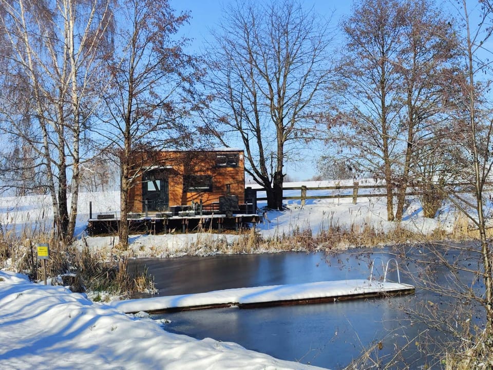Auch im Winter gemütlich: Tiny House am Naturteich