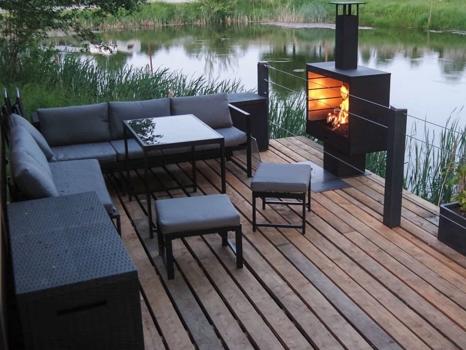 Große Terrasse mit Grill und Kamin