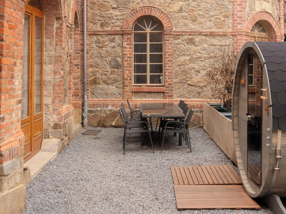 Terrasse mit Möbeln und Außenkamin