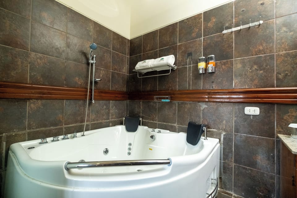 Deluxe Room | Bathroom | Hair dryer (on request), towels, soap, shampoo