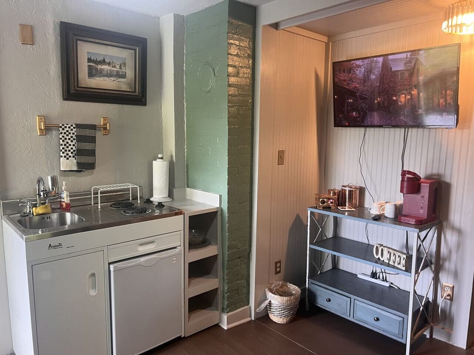Kitchenette & Coffee Bar