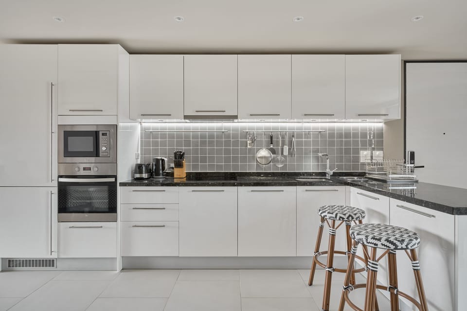 Full kitchen