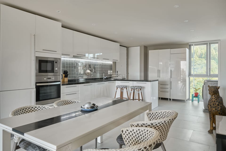Full kitchen, hobbs, oven, microwave, two fridge freezers