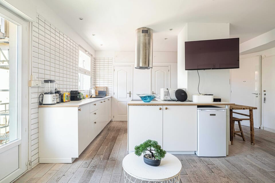 Apartment | Private kitchen | Fridge, oven, stovetop, dishwasher