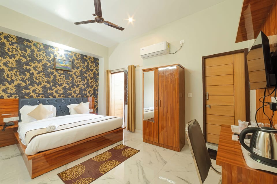 Deluxe Room, 1 King Bed | Desk, laptop workspace, soundproofing, iron/ironing board