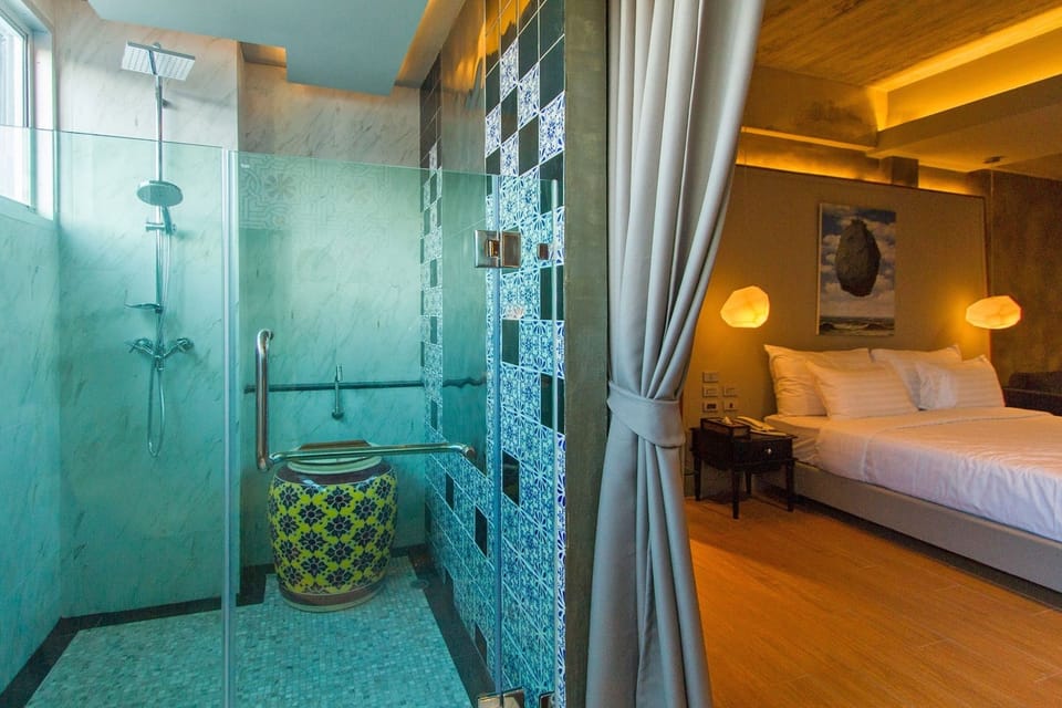 Junior Suite | Bathroom shower