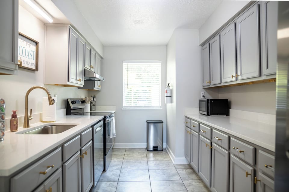 Full kitchen for cooking meals 