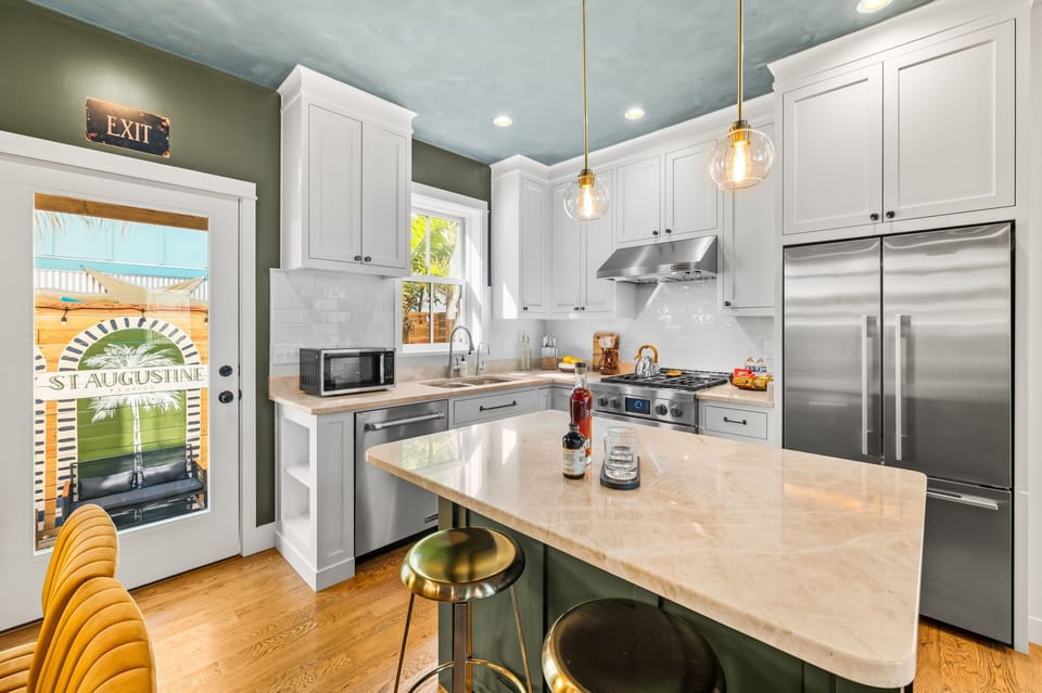 Kitchen: Modern elegance meets coastal charm