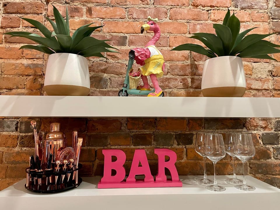 Meet our fabulous flamingo, the ultimate trendsetter in our décor lineup!