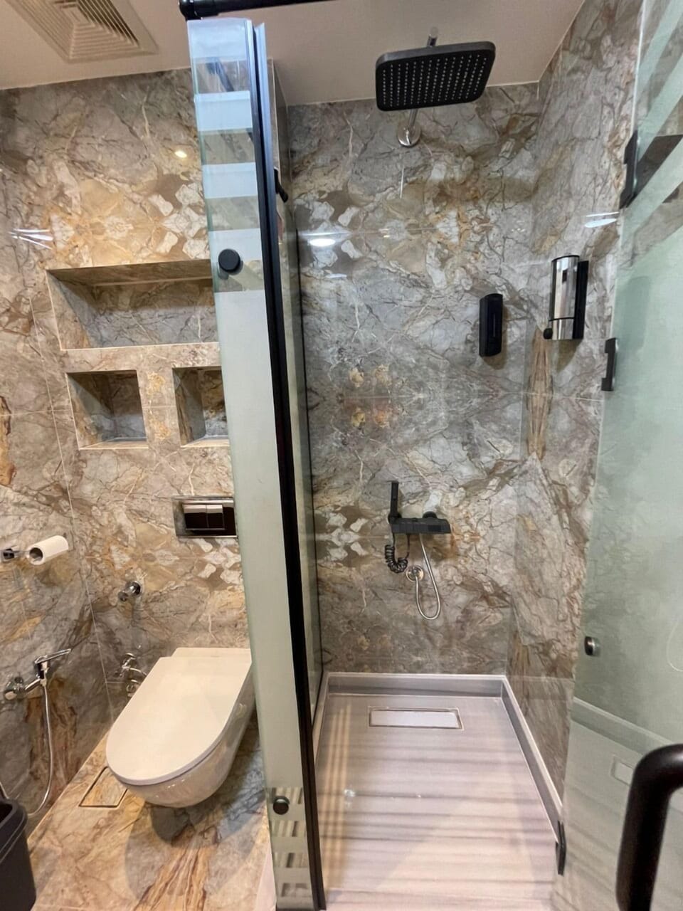 Combined shower/tub, rainfall showerhead, free toiletries, hair dryer