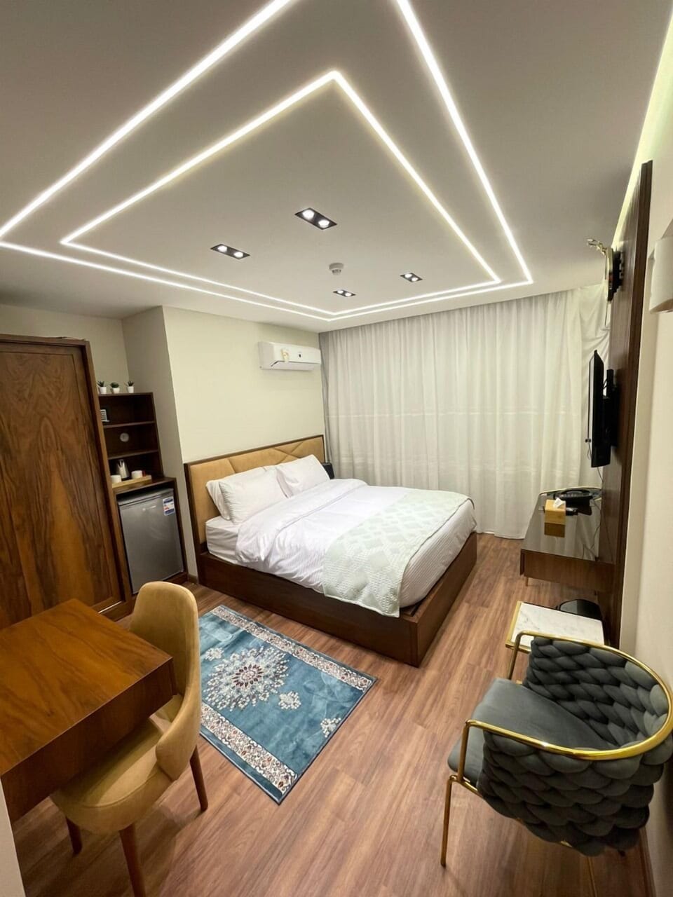 Laptop workspace, iron/ironing board, free WiFi, bed sheets
