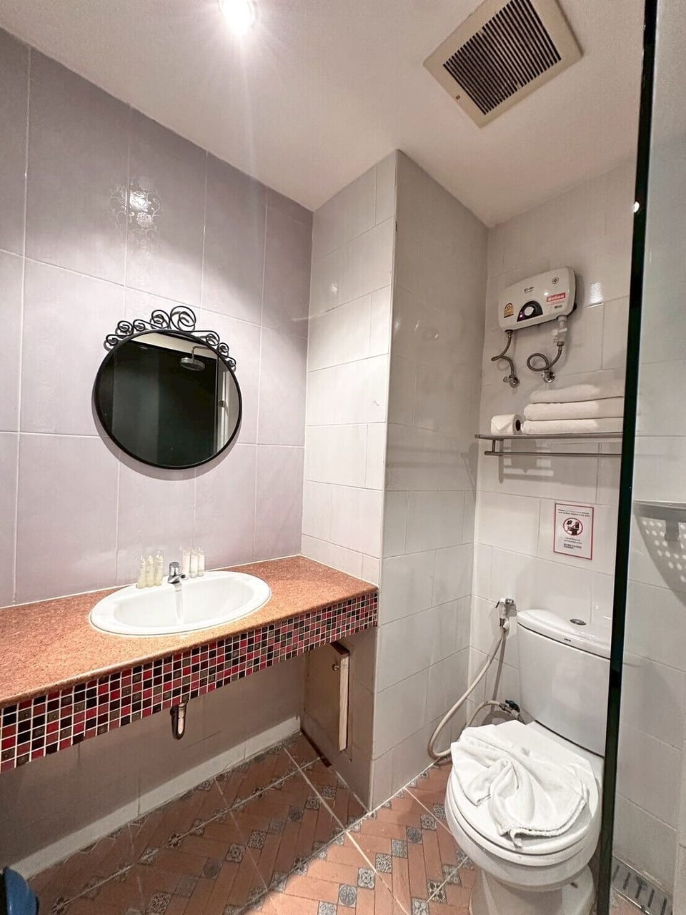 Deluxe Family Suite | Bathroom | Free toiletries, hair dryer, bidet, towels