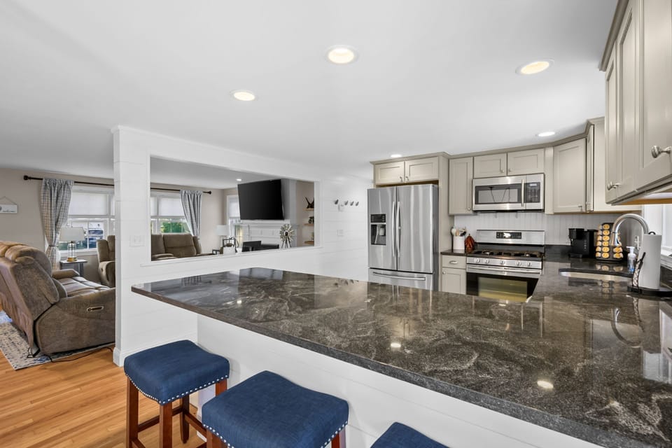 Additional kitchen seating for 4 at the counter