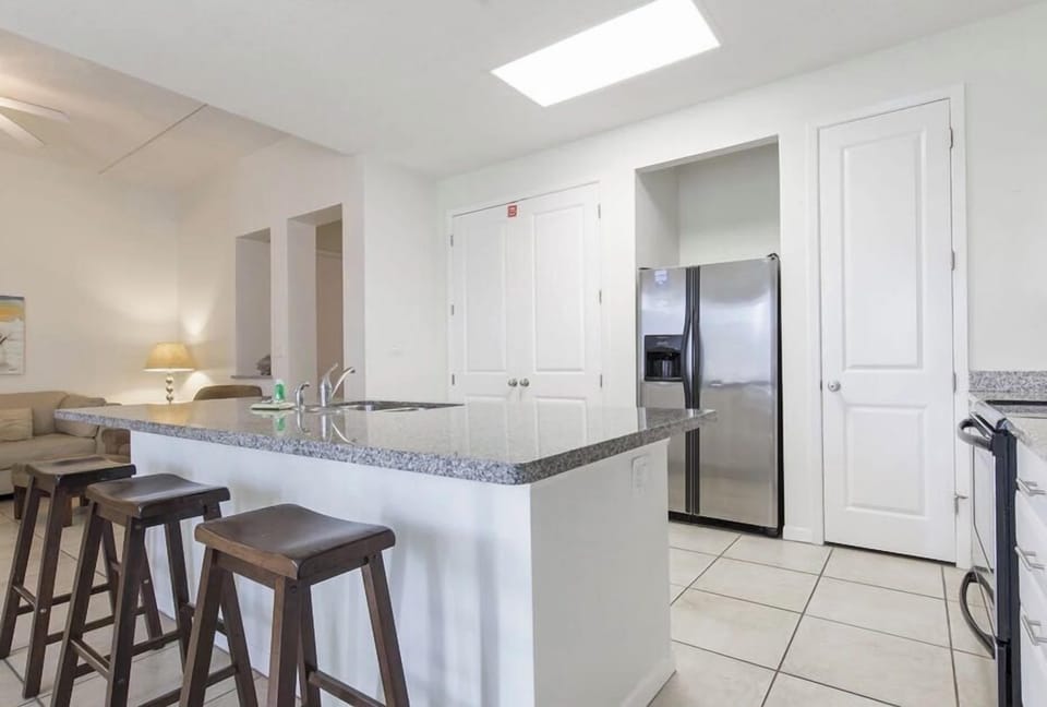 Breakfast bar-Open Kitchen