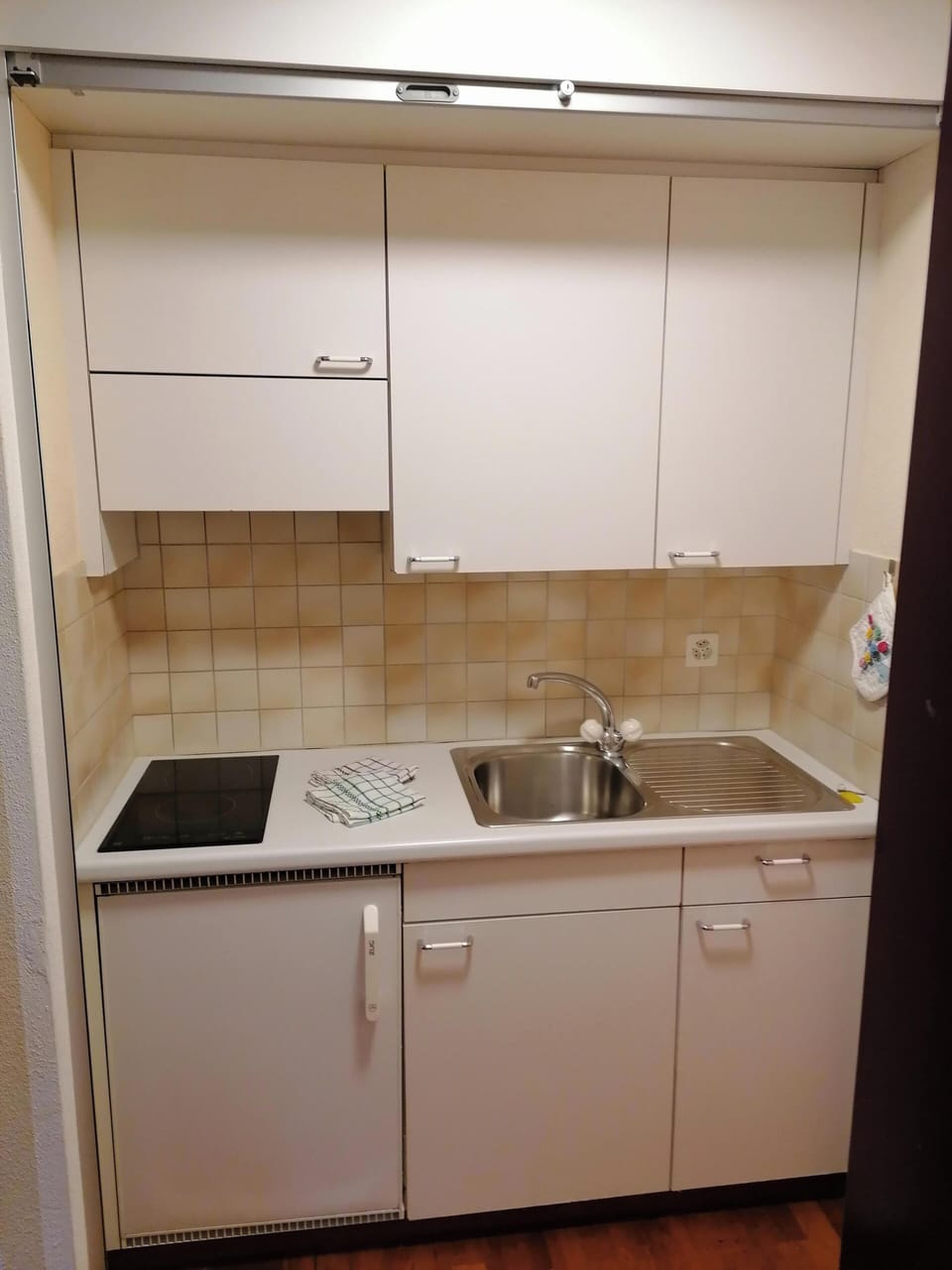 Basic Double Room, Non Smoking, Ensuite | Private kitchen | Full-size fridge, electric kettle, freezer, paper towels
