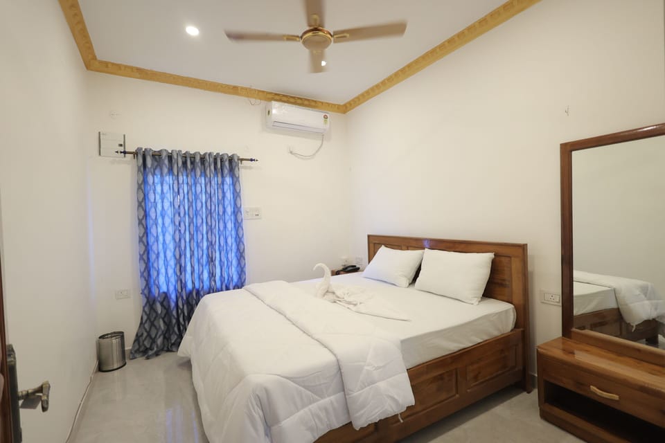 Deluxe Double Room, Balcony, Garden View | Laptop workspace, free WiFi