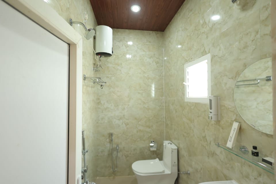 Deluxe Double Room, Balcony, Garden View | Bathroom | Shower, free toiletries, slippers, towels