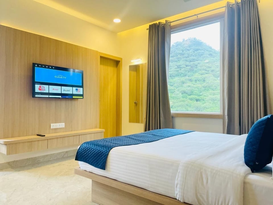 Deluxe Double Room, Mountain View | Desk, laptop workspace, free WiFi