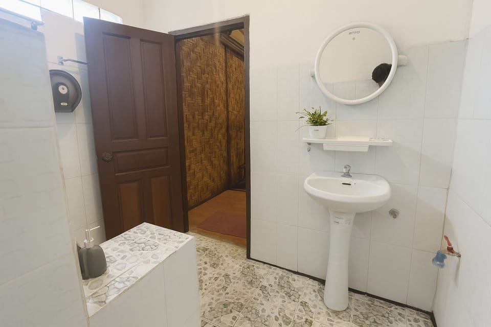 Panoramic Quadruple Room | Bathroom | Free toiletries, hair dryer, slippers, soap