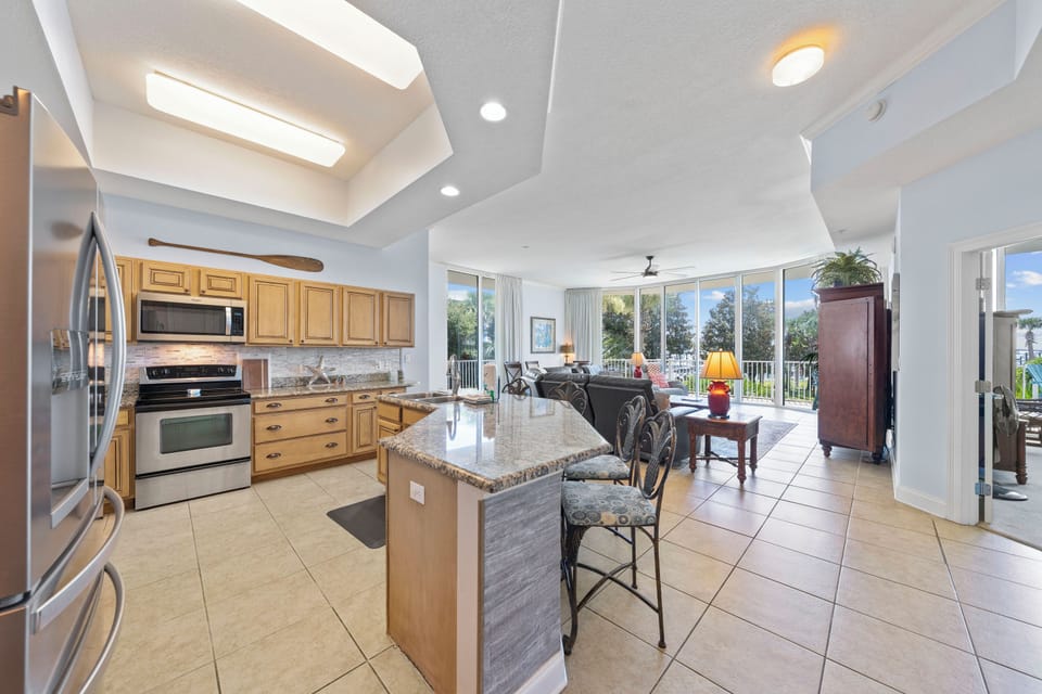 Signature Condo, 4 Bedrooms, Balcony, Bay View | Private kitchen | Fridge, microwave, oven, stovetop