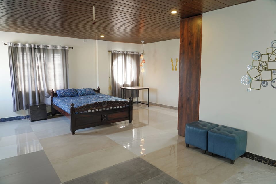 Triple Room | Desk, laptop workspace, soundproofing, free WiFi