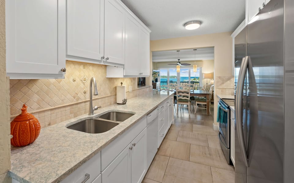 Remodeled kitchen for quick meals before beach and pool days!