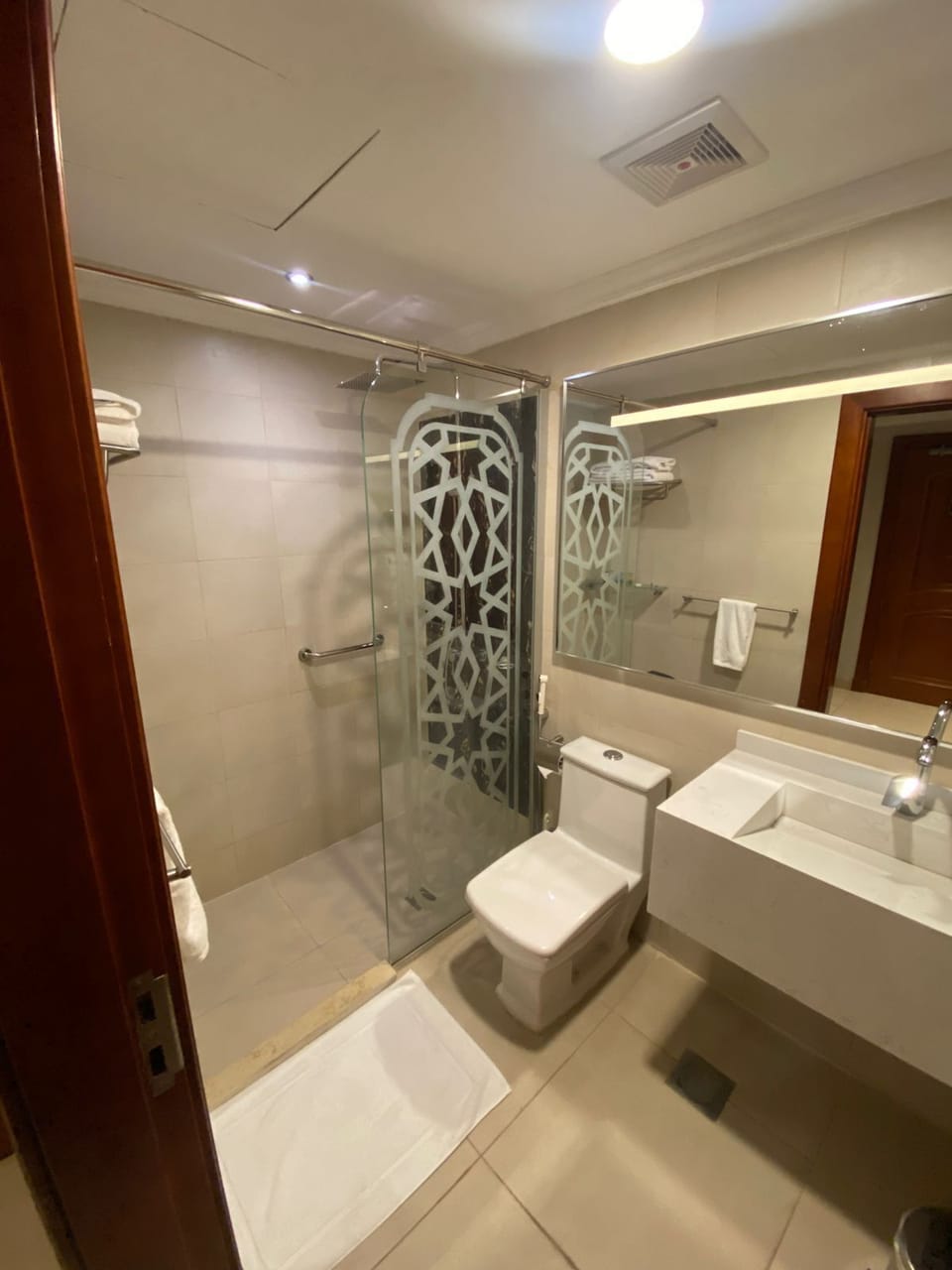 Single Room | In-room safe, desk, laptop workspace, blackout drapes