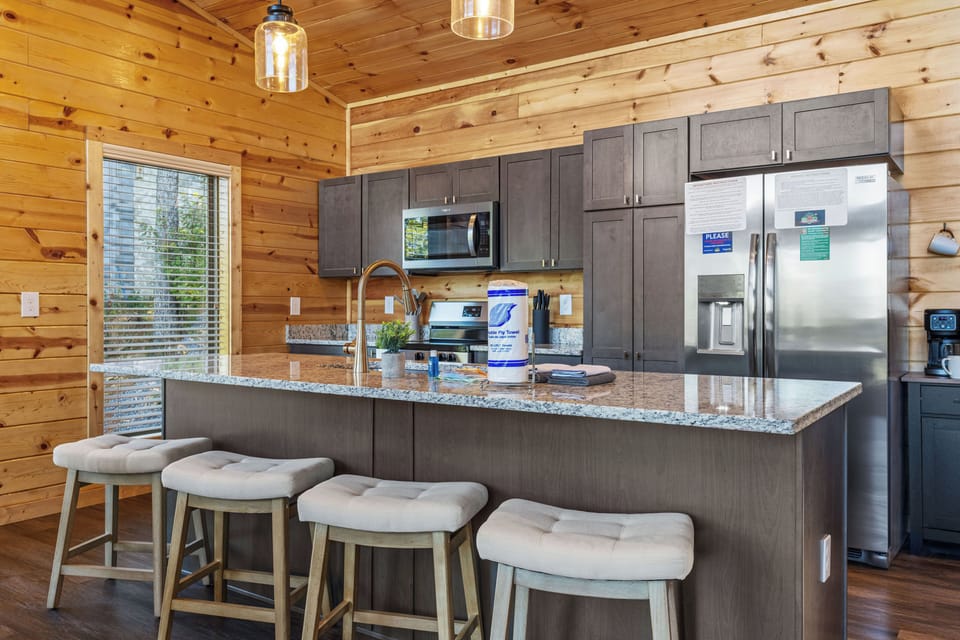 Additinoal bar seating and fully equipped kitchen