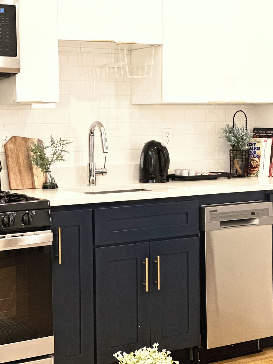 A modern, fully equipped kitchen designed for effortless and enjoyable cooking.
