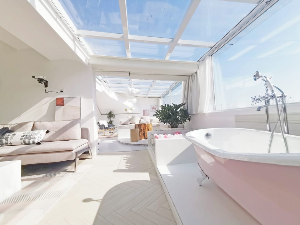 Classic Studio Suite, Courtyard View | Blackout drapes, iron/ironing board, free WiFi