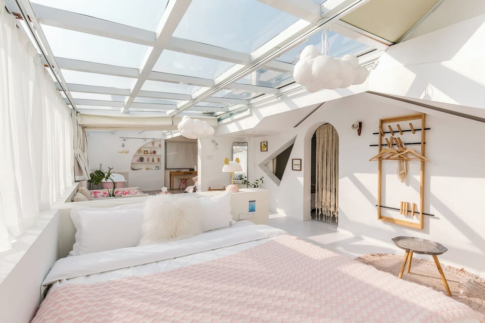 Classic Studio Suite, Courtyard View | Blackout drapes, iron/ironing board, free WiFi