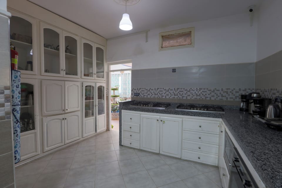 Full-size fridge, microwave, oven, stovetop