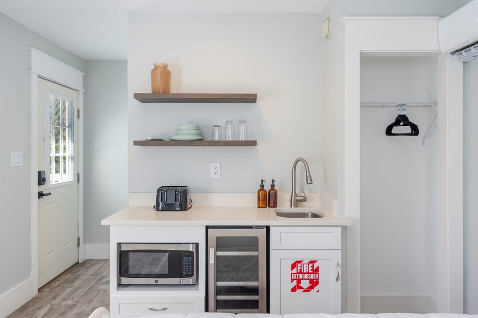 Fully equipped kitchenette 