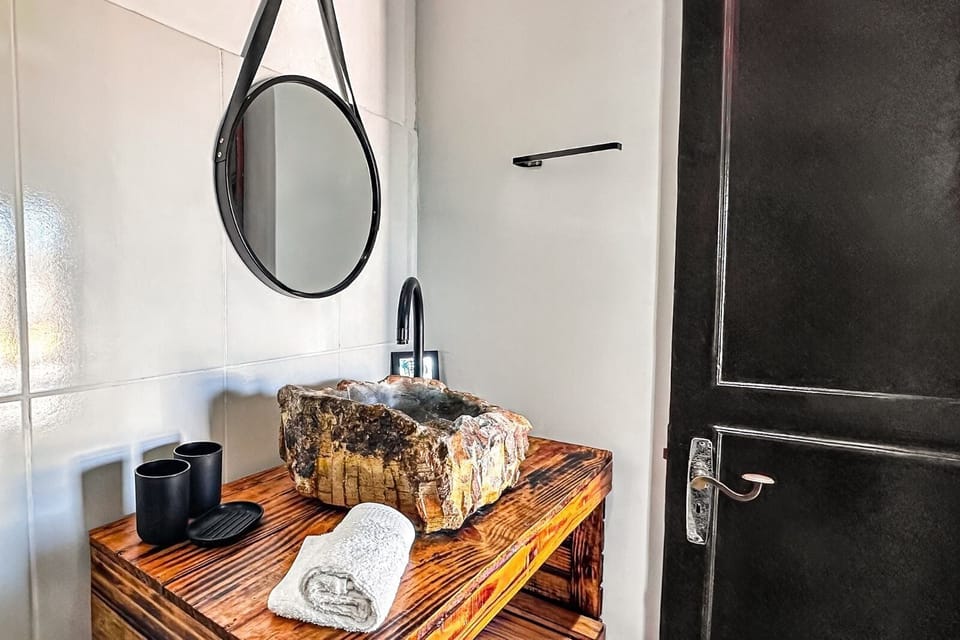 Suite Vista Esmeralda | Bathroom | Hair dryer, towels, soap, shampoo