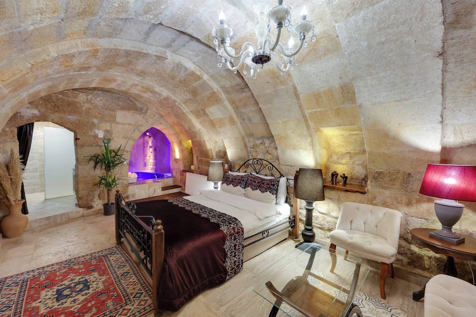 Velvet Havuzlu Tas Suite | Premium bedding, soundproofing, cribs (free), WiFi (free)