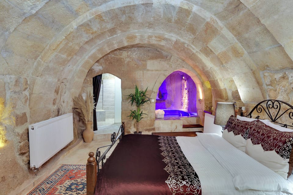 Velvet Havuzlu Tas Suite | Premium bedding, soundproofing, cribs (free), WiFi (free)