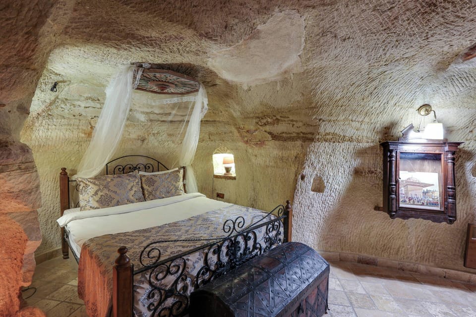 Hidden Library Magara Suite | Premium bedding, soundproofing, cribs (free), WiFi (free)