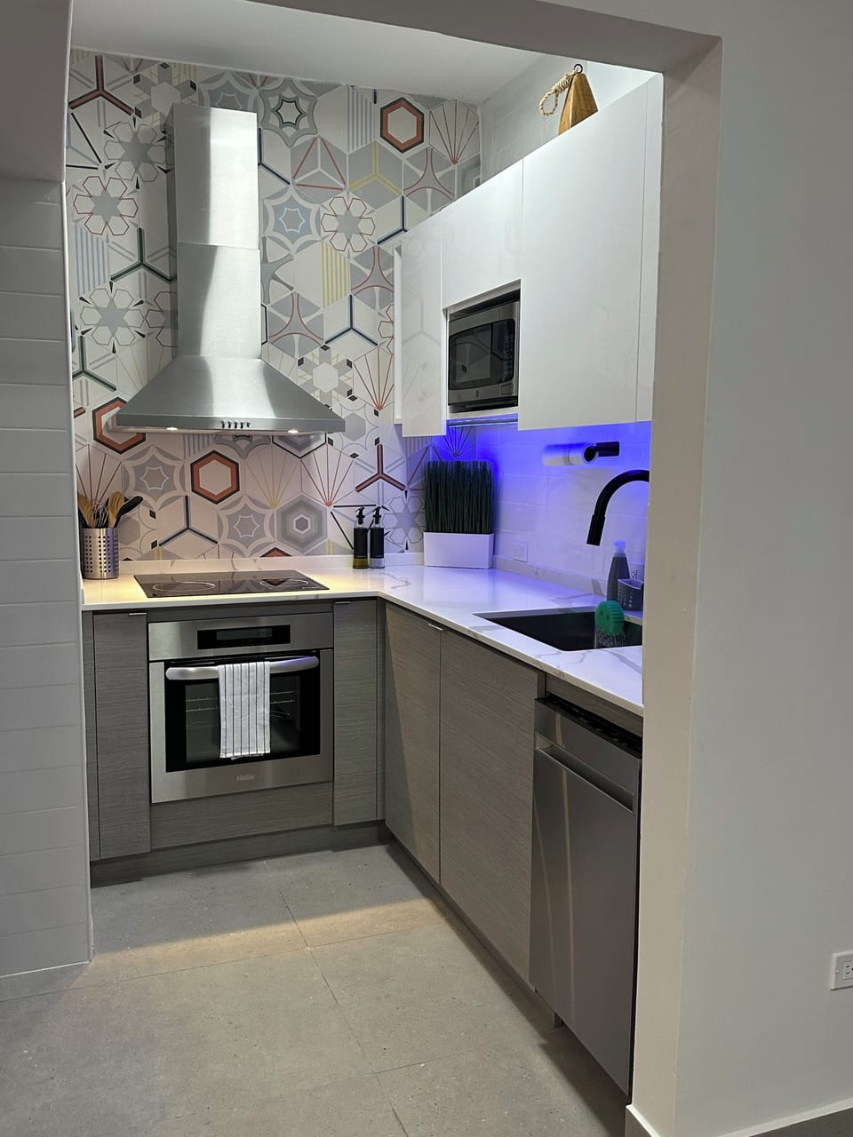 Gourmet kitchen, 4 burners stove, oven microwave, dishwasher