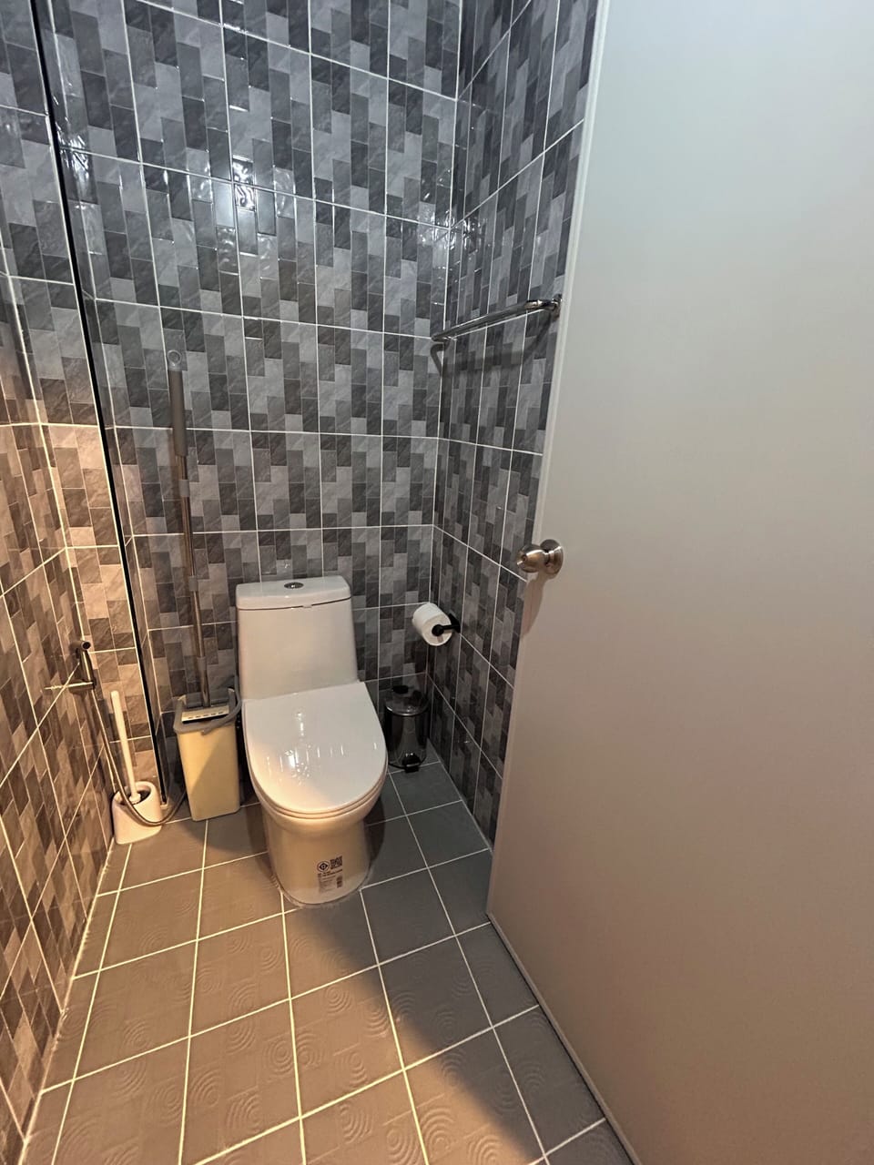 Deluxe Studio, Canal View | Bathroom | Shower, hair dryer, towels, soap