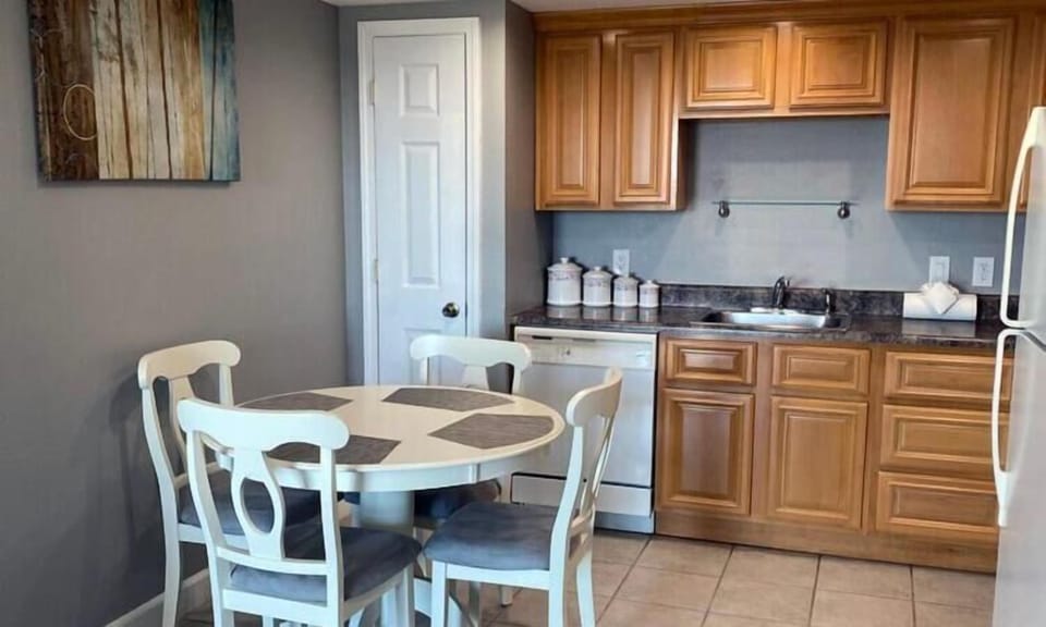 Coffee/tea maker, full-size fridge, microwave, oven