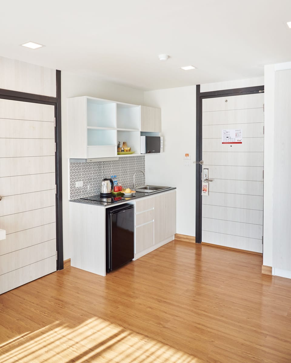 Deluxe Twin Room | Minibar, in-room safe, desk, blackout drapes