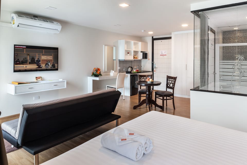 Junior Suite | Minibar, in-room safe, desk, blackout drapes
