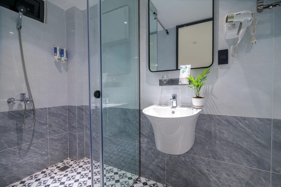 Deluxe Double Room Single Use | Bathroom | Shower, free toiletries, hair dryer, slippers